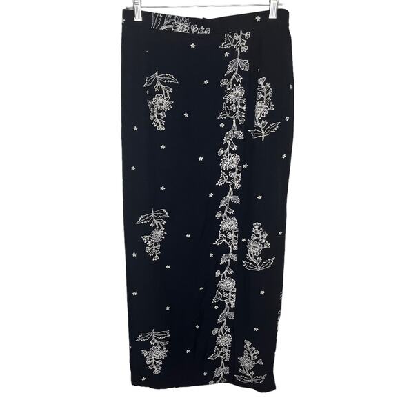 Black and white floral midi skirt with floral design no size tag with slit - Picture 1 of 4